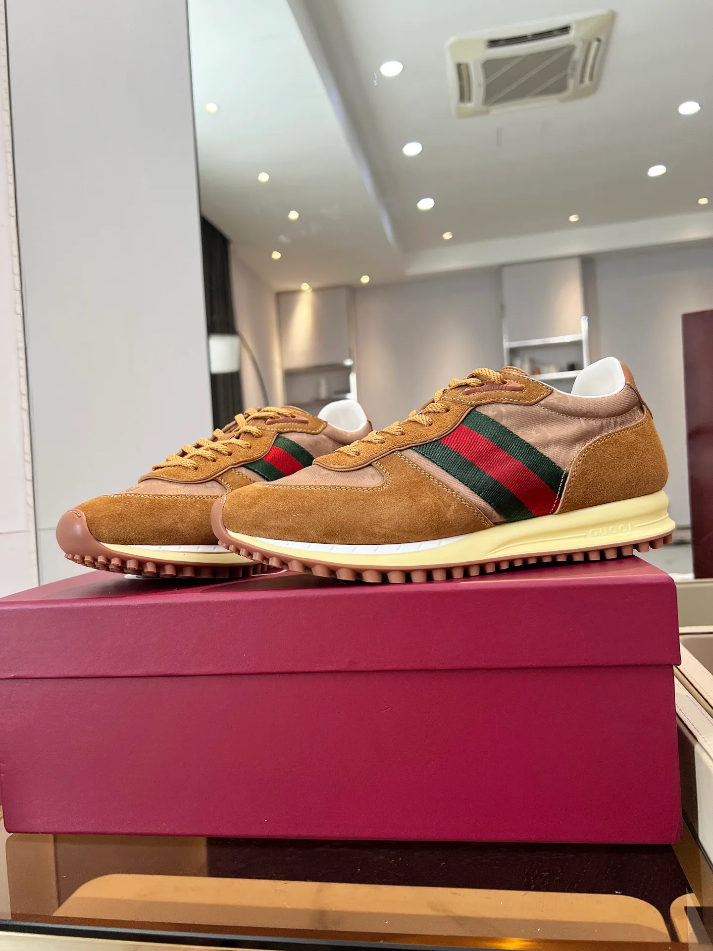[G Home] P: 660💰 Men's Size: 40-44 (45 custom-made) GUCCI Gucci New Style When classic craftsmanship meets lazy fashion, this pair of Gucci men's casual shoes is the answer to refresh your wardrobe! The shoe body is made of soft calfskin and breathable fabric. Every step is as light as a cloud. The Italian tailoring releases the freedom of your feet, making daily travel a luxurious and comfortable experience. The iconic GG Supreme print on the side of the shoe low-key tells the brand's genes, and the metal horsebit embellishes the tongue, instantly lighting up the minimalist design; the contrasting webbing on the heel adds a smart layer, and the rubber serrated sole combines retro texture with modern anti-slip performance. Whether paired with jeans, a dress or wide-leg trousers, it can be the finishing touch of a look - languid yet sophisticated, effortless yet edgy.